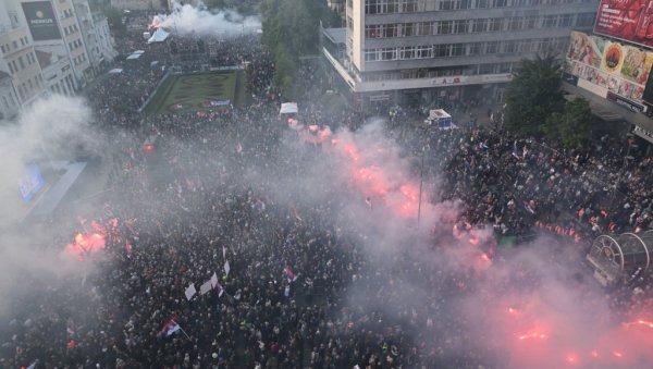 ПОСЛЕ МОЋНОГ ВУЧИЋЕВОГ ГОВОРА: Велика бакљада на сабору у Нишу (ВИДЕО) ПОСЛЕ МОЋНОГ ВУЧИЋЕВОГ ГОВОРА: Велика бакљада на сабору у Нишу (ВИДЕО)