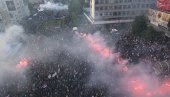 POSLE MOĆNOG VUČIĆEVOG GOVORA: Velika bakljada na saboru u Nišu (VIDEO)