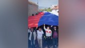 VELIČANSTVEN SNIMAK IZ NIŠA: Nećemo Srbiju nasilja, laži, podela i sukoba - zato smo se i okupili (VIDEO) VELIČANSTVEN SNIMAK IZ NIŠA: Nećemo Srbiju nasilja, laži, podela i sukoba - zato smo se i okupili (VIDEO)