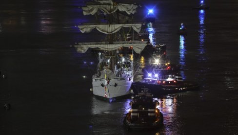 DVE OSOBE POGINULE, 19 POVREĐENO: Meksički brod udario u Bruklinski most (FOTO) DVE OSOBE POGINULE, 19 POVREĐENO: Meksički brod udario u Bruklinski most (FOTO)