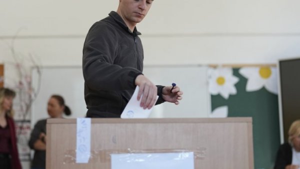 У РУМУНИЈИ НАПЕТО ДО БОЛА: Један председнички кандидат тврди да је победник избора, анкете кажу другачије У РУМУНИЈИ НАПЕТО ДО БОЛА: Један председнички кандидат тврди да је победник избора, анкете кажу другачије