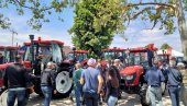 PAORI MERKAJU NOVU MEHANIZACIJU: Drugi dan 92. Međunarodnog poljoprivrednog sajma u Novom Sadu, najviše se zagledaju izloženi traktori