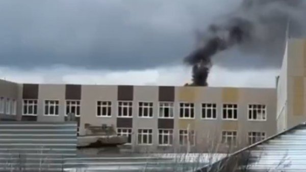 ДРАМАТИЧНО У КУРСКУ: Запалио се кров школе након украјинског напада дроном (ВИДЕО) ДРАМАТИЧНО У КУРСКУ: Запалио се кров школе након украјинског напада дроном (ВИДЕО)