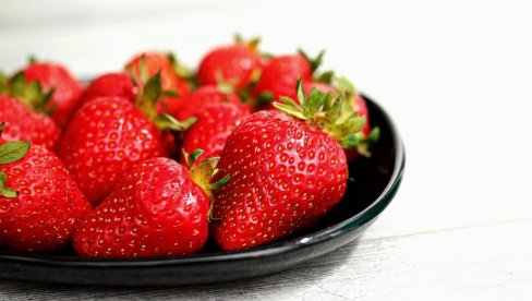 ЗБОГ ОВА ТРИ РАЗЛОГА ЋЕТЕ ИХ БАШ ВОЛЕТИ: Зашто је увек добро јести јагоде?