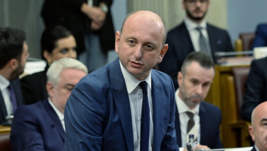 ХРВАТИМА ДАЈУ И ШТО НЕ ТРАЖЕ, СРБИМА НИ ОНО ШТО ИМ ПРИПАДА Кнежевић: Док ми тражимо правду на улици, они траже Вучића у Ботуну