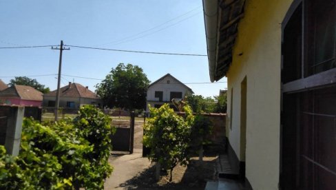 ПРОДАЈУ КУЋУ У СРБИЈИ ЗА 16.000 ЕВРА: Има шупу и шталу, плац од 16 ари и само једну ману ПРОДАЈУ КУЋУ У СРБИЈИ ЗА 16.000 ЕВРА: Има шупу и шталу, плац од 16 ари и само једну ману