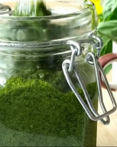 НАПРАВИТЕ САВРШЕН ПЕСТО СОС: Толико је укусан да ћете заборавити на куповни