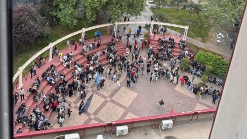 ТОТАЛНИ ФИЈАСКО БЛОКАДЕРЕ ФОТЕЉАША: Ево колико је стварно људи на овом “величанственом” протесту (ФОТО)