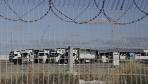PET KAMIONA HUMANITARNE POMOĆI UŠLO U GAZU: Kraj 11 nedelja blokade, oglasio se Izrael (FOTO) PET KAMIONA HUMANITARNE POMOĆI UŠLO U GAZU: Kraj 11 nedelja blokade, oglasio se Izrael (FOTO)