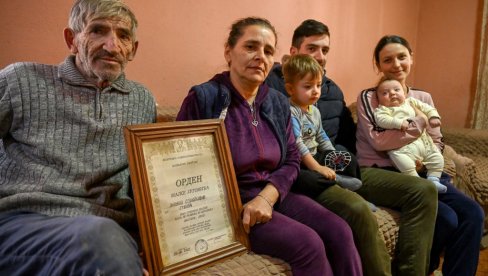 СТАЗЕ КОСМЕТА - СУШИЋЕ: Живот је борба - сто једа да поједеш, један мед (ВИДЕО) СТАЗЕ КОСМЕТА - СУШИЋЕ: Живот је борба - сто једа да поједеш, један мед (ВИДЕО)