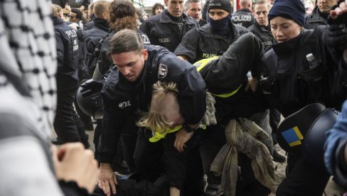 КАКО ЈЕ НЕМАЧКА ПОЛИЦИЈА СУЗБИЈАЛА ПРОТЕСТЕ ОВЕ ГОДИНЕ: Од хапшења девојчице до притискања ухапшених коленом по врату КАКО ЈЕ НЕМАЧКА ПОЛИЦИЈА СУЗБИЈАЛА ПРОТЕСТЕ ОВЕ ГОДИНЕ: Од хапшења девојчице до притискања ухапшених коленом по врату