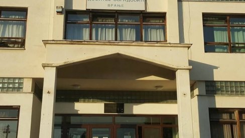 ОСМОГОДИШЊЕ ДЕТЕ ТЕШКО ПОВРЕЂЕНО У ШКОЛУ У ВРАЊУ: Огласила се директорка школе ОСМОГОДИШЊЕ ДЕТЕ ТЕШКО ПОВРЕЂЕНО У ШКОЛУ У ВРАЊУ: Огласила се директорка школе