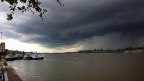 НЕВРЕМЕ СТИЖЕ РАНИЈЕ НЕГО ШТО ЈЕ ОЧЕКИВАНО: Интензивна олуја вечерас ће се сручити на ове делове Србије НЕВРЕМЕ СТИЖЕ РАНИЈЕ НЕГО ШТО ЈЕ ОЧЕКИВАНО: Интензивна олуја вечерас ће се сручити на ове делове Србије