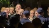 ДИВЉАШТВО: Терористичка опозициона ћелија из Куле покушала да прекине седницу Скупштине и да нападне активисте и просторије СНС ДИВЉАШТВО: Терористичка опозициона ћелија из Куле покушала да прекине седницу Скупштине и да нападне активисте и просторије СНС