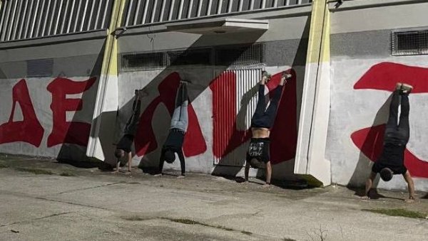 ШТА ЈОШ ТРЕБА ДА УРАДИМО?! Звездине делије дубе на глави - стварно! Ево и зашто! (ФОТО) ШТА ЈОШ ТРЕБА ДА УРАДИМО?! Звездине делије дубе на глави - стварно! Ево и зашто! (ФОТО)