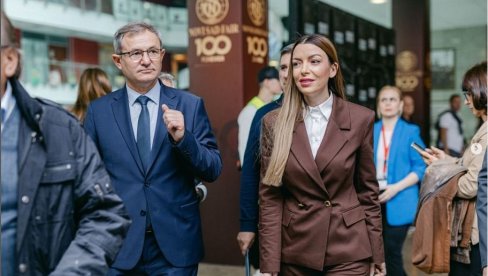МИНИСТАРКА МЕСАРОВИЋ ОБИШЛА ПОЉОПРИВРЕДНИ САЈАМ У НОВОМ САДУ: Никад већи број излагача, посебан значај за нашу привреду и економију МИНИСТАРКА МЕСАРОВИЋ ОБИШЛА ПОЉОПРИВРЕДНИ САЈАМ У НОВОМ САДУ: Никад већи број излагача, посебан значај за нашу привреду и економију