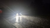 ПОТОП У СУРЧИНУ: Киша лије непрестано, на улицама реке