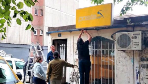ЗАТИРУ СВАКИ СРПСКИ ТРАГ: На објекту у центру Митровице постављена табла поште тзв. Косова