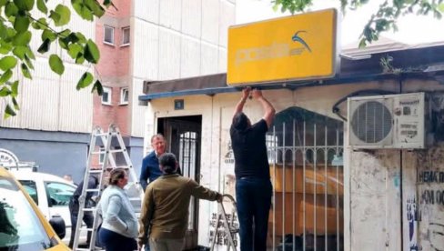 ZATIRU SVAKI SRPSKI TRAG: Na objektu u centru Mitrovice postavljena tabla pošte tzv. Kosova ZATIRU SVAKI SRPSKI TRAG: Na objektu u centru Mitrovice postavljena tabla pošte tzv. Kosova