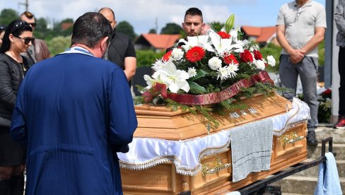 САХРАЊЕН ДАМИР ДОКИЋ! Јелена се није појавила, нема умрлице, само син и непозната жена у сузама САХРАЊЕН ДАМИР ДОКИЋ! Јелена се није појавила, нема умрлице, само син и непозната жена у сузама