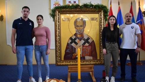 UZ PRAVOSLAVNA ZVONILA I KATOLIČKA ZVONA: Kikinda proslavila gradsku i hramovnu slavu (Foto) UZ PRAVOSLAVNA ZVONILA I KATOLIČKA ZVONA: Kikinda proslavila gradsku i hramovnu slavu (Foto)