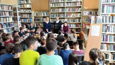 ОБЕЛЕЖАВАЊЕ ДАНА СЛОВЕНСКЕ ПИСМЕНОСТИ И КУЛТУРЕ: Јавни час у Библиотеци Др Вићентије Ракић у Параћину (ФОТО)