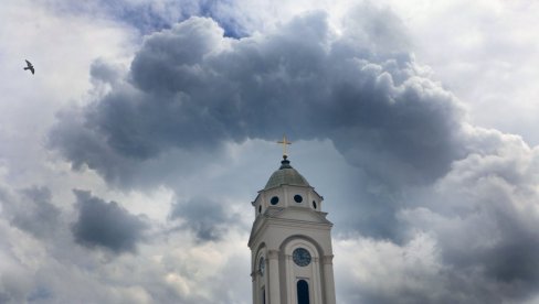 ОВАКО ЋЕ СЕ КРЕТАТИ НЕВРЕМЕ Олујни облаци стижу у Србију: Пљусак, град и олујни ветар прво долазе у ове крајеве