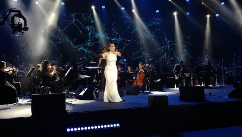 DVE DECENIJE SA VAMA: Jelena Tomašević muzikom i pesmom obeležila jubilej svoje karijere (FOTO)