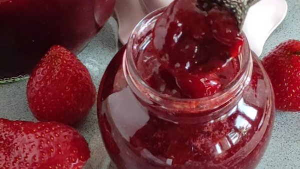 ЦАКА ЈЕ У ЈЕДНОМ НЕОЧЕКИВАНОМ САСТОЈКУ: Нећете моћи да започнете дан без овог савршенства од јагода