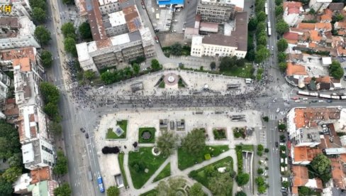BLOKADERI FOTELJAŠI MALTRETIRAJU BEOGRAĐANE U CENTRU GRADA Šaka jada ih se skupila na Dušanovcu, TO JE TAJ NJIHOV VELIČANSTVENI SKUP (FOTO)