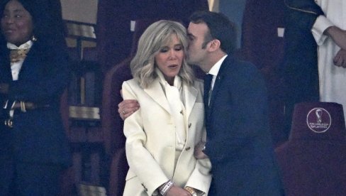 (ФОТО) Брижит Макрон у купаћем - папараци је усликали (ФОТО) Брижит Макрон у купаћем - папараци је усликали