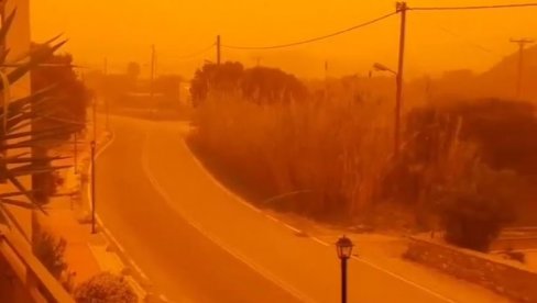 NEVEROVATNI PRIZORI SA GRČKOG OSTRVA: U popularnom letovalištu kao u Sahari (VIDEO) NEVEROVATNI PRIZORI SA GRČKOG OSTRVA: U popularnom letovalištu kao u Sahari (VIDEO)