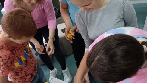 ŠKOLA IM KAO DRUGA KUĆA: Učenici iz Poljanice kod Vranja prave sok od zove
