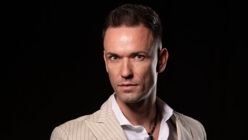 ОТПЕВАО ГРЧКИ ХИТ И ДОБИО ПРВИ МИЛИОН: Слушају га, а нико није знао за њега ОТПЕВАО ГРЧКИ ХИТ И ДОБИО ПРВИ МИЛИОН: Слушају га, а нико није знао за њега