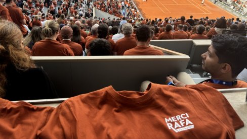 BOGATSTVO OD RAFINOG OPROŠTAJA: Majice koje su organizatori delili besplatno na crnoj berzi premašile 550 evra BOGATSTVO OD RAFINOG OPROŠTAJA: Majice koje su organizatori delili besplatno na crnoj berzi premašile 550 evra