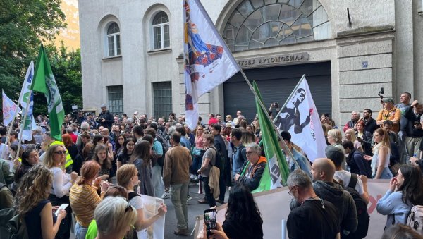 ДОШЛИ ДА ИСТЕРАЈУ СТУДЕНТЕ КОЈИ ХОЋЕ ДА УЧЕ: Ћерка србомрсца притиска полицију да удовољи блокадерским захтевима ДОШЛИ ДА ИСТЕРАЈУ СТУДЕНТЕ КОЈИ ХОЋЕ ДА УЧЕ: Ћерка србомрсца притиска полицију да удовољи блокадерским захтевима