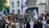 DOŠLI DA ISTERAJU STUDENTE KOJI HOĆE DA UČE: Ćerka srbomrsca pritiska policiju da udovolji blokaderskim zahtevima DOŠLI DA ISTERAJU STUDENTE KOJI HOĆE DA UČE: Ćerka srbomrsca pritiska policiju da udovolji blokaderskim zahtevima