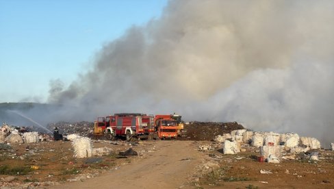 ПОД ВАТРОМ ХЕКТАР СМЕЋА: Пожар на Градској депонији у Краљеву (ФОТО) ПОД ВАТРОМ ХЕКТАР СМЕЋА: Пожар на Градској депонији у Краљеву (ФОТО)