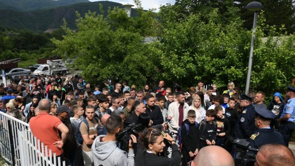 САМО ХОЋЕМО ДА ТРЕНИРАМО: Протест у Леоосавицу због затварања Спортске хале (ФОТО)