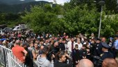 САМО ХОЋЕМО ДА ТРЕНИРАМО: Протест у Леоосавицу због затварања Спортске хале (ФОТО) САМО ХОЋЕМО ДА ТРЕНИРАМО: Протест у Леоосавицу због затварања Спортске хале (ФОТО)