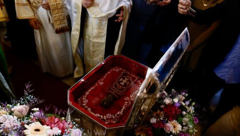 РУКА СВЕТОГ САВЕ У ХРАМУ НА ВРАЧАРУ: Ево до када светиња остаје у Београду (ФОТО) РУКА СВЕТОГ САВЕ У ХРАМУ НА ВРАЧАРУ: Ево до када светиња остаје у Београду (ФОТО)