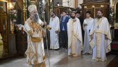 PATRIJARH SLUŽI LITURGIJU U VAZNESENJSKOJ CRKVI: Vernici celivaju mošti Svetog Save - počelo obeležavanje Spasovdana (VIDEO)