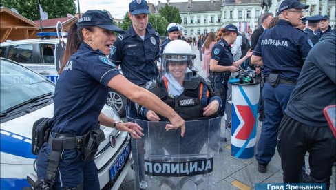 НА ТРГУ У ЗРЕЊАНИНУ: Караван безбедности саобраћаја НА ТРГУ У ЗРЕЊАНИНУ: Караван безбедности саобраћаја