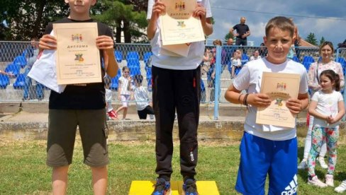 KROS U LAPOVU: Trčali đaci OŠ „Svetozar Marković“ KROS U LAPOVU: Trčali đaci OŠ „Svetozar Marković“