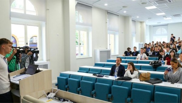 МЛАДИ ЖЕЛЕ ДА УЧЕ ПОСЛОВНЕ ВЕШТИНЕ: Суботички средњошколци организовали конференцију за вршњаке о предузетништву и изградњи каријере МЛАДИ ЖЕЛЕ ДА УЧЕ ПОСЛОВНЕ ВЕШТИНЕ: Суботички средњошколци организовали конференцију за вршњаке о предузетништву и изградњи каријере