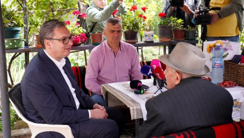 OBIĆI ĆU IH I ZAMOLITI DA TO NE RADE Vučić poslao poruku studentima koji hoće da uče da ne štrajkuju glađu OBIĆI ĆU IH I ZAMOLITI DA TO NE RADE Vučić poslao poruku studentima koji hoće da uče da ne štrajkuju glađu