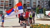 ОБЕЛЕЖИЛИ ЗАВРШЕТАК ШКОЛСКЕ ГОДИНЕ: Дефиле основаца и средњошколаца из Северне Митровице и Звечана