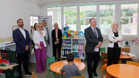 POTREBNO KONTINUIRANO UNAPREĐENJE OBRAZOVANJA: Direktori škola sa pomoćnikom ministra prosvete u Smederevu POTREBNO KONTINUIRANO UNAPREĐENJE OBRAZOVANJA: Direktori škola sa pomoćnikom ministra prosvete u Smederevu