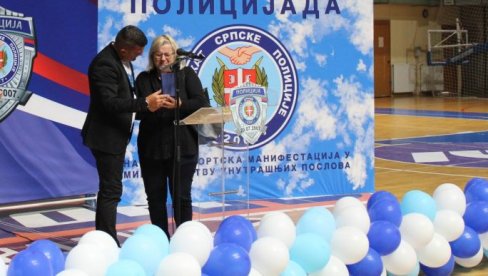 УМЕСТО СИНА, ПРИГРЛИЛА ОДЛИКОВАЊЕ: Љиљана Крсмановић примила медаљу за храброст за Николу, младог полицајца убијеног на дужности (ФОТО)
