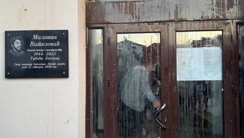 ОПОЗИЦИЈА ПОКАЗАЛА СВОЈ ПРОГРАМ ЗА КОСЈЕРИЋ: Оштећена аута, каменицама гађали Дом културе, оштећен легат чувеног Милована Витезовића ОПОЗИЦИЈА ПОКАЗАЛА СВОЈ ПРОГРАМ ЗА КОСЈЕРИЋ: Оштећена аута, каменицама гађали Дом културе, оштећен легат чувеног Милована Витезовића